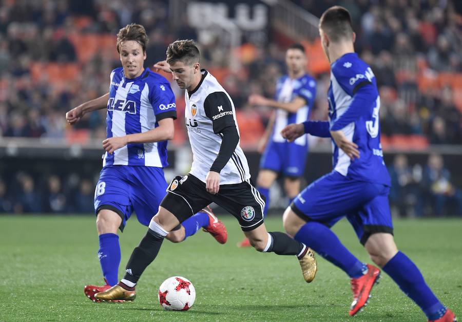 Guedes y Rodrigo sellaron una remontada del Valencia ante el Alavés en Copa del Rey ayudada por un error del portero Sivera y la expulsión de Diéguez.