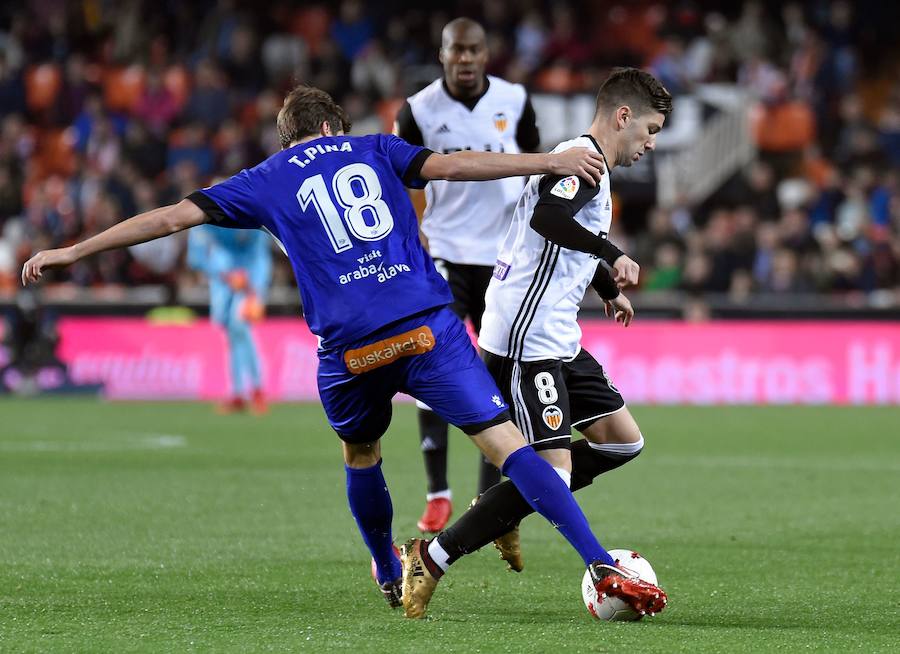 Guedes y Rodrigo sellaron una remontada del Valencia ante el Alavés en Copa del Rey ayudada por un error del portero Sivera y la expulsión de Diéguez.