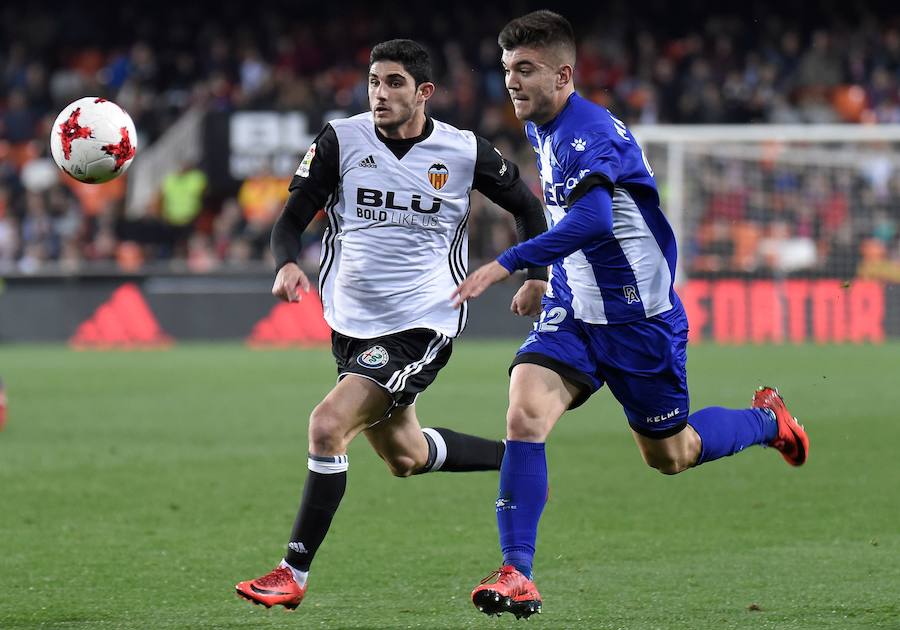 Guedes y Rodrigo sellaron una remontada del Valencia ante el Alavés en Copa del Rey ayudada por un error del portero Sivera y la expulsión de Diéguez.