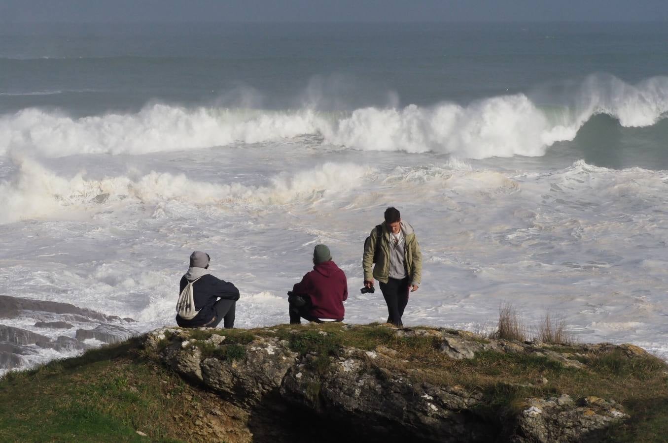 Olas de hasta 13 metros en Santander, una espuma extraordinaria en las playas de Liencres e imágenes espectaculares de Suances