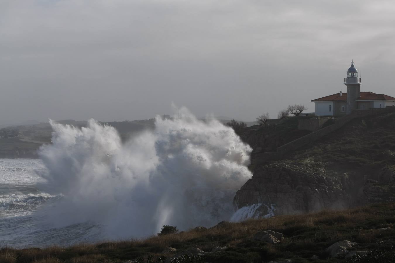 Olas de hasta 13 metros en Santander, una espuma extraordinaria en las playas de Liencres e imágenes espectaculares de Suances