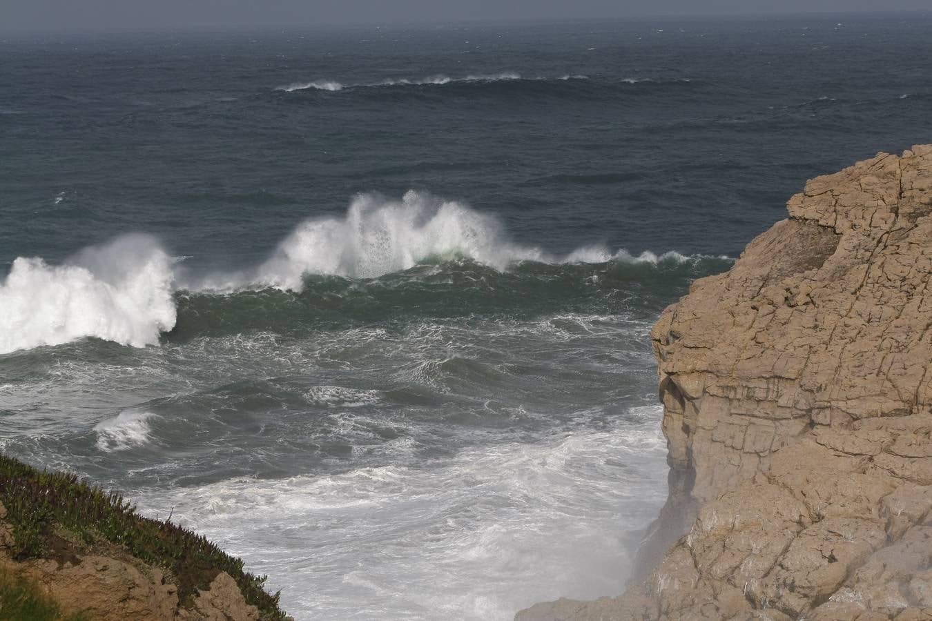 Olas de hasta 13 metros en Santander, una espuma extraordinaria en las playas de Liencres e imágenes espectaculares de Suances