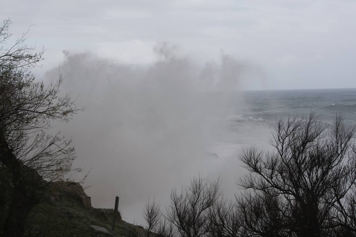 Olas de hasta 13 metros en Santander, una espuma extraordinaria en las playas de Liencres e imágenes espectaculares de Suances