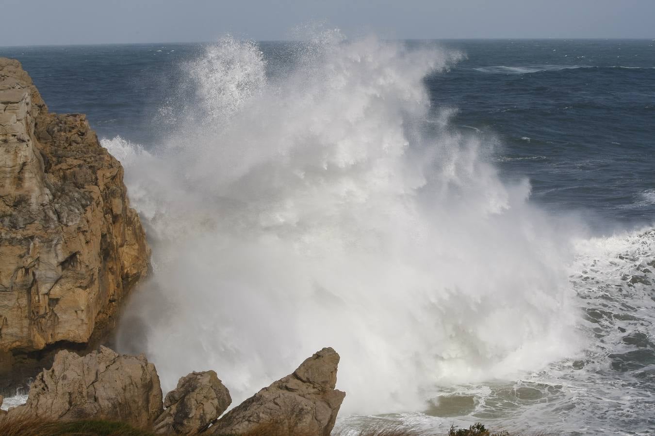 Olas de hasta 13 metros en Santander, una espuma extraordinaria en las playas de Liencres e imágenes espectaculares de Suances