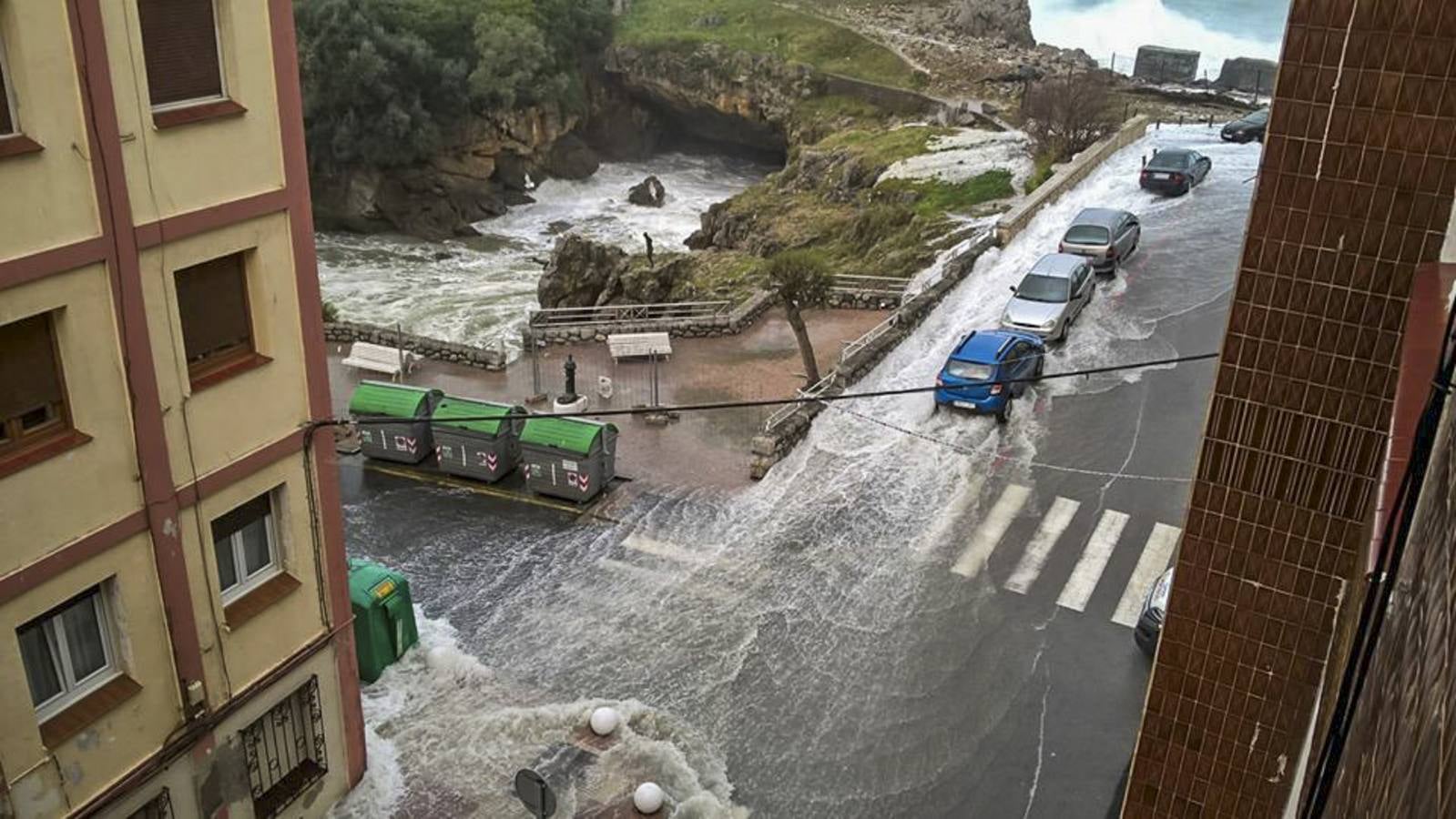 Olas de hasta 13 metros en Santander, una espuma extraordinaria en las playas de Liencres e imágenes espectaculares de Suances