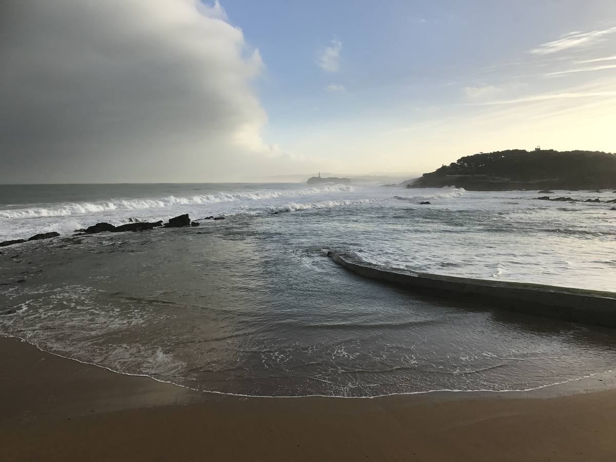 A las fuertes olas se suman grandes pleamares y bajamares, como esta imágen de Santander