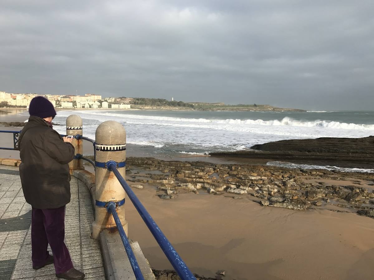 A las fuertes olas se suman grandes pleamares y bajamares, como esta imágen de Santander