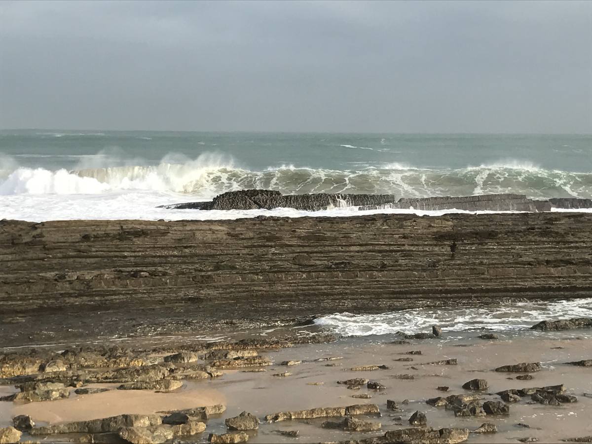 A las fuertes olas se suman grandes pleamares y bajamares, como esta imágen de Santander