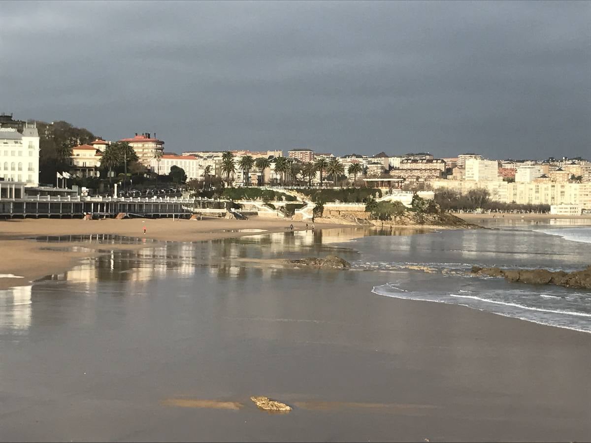 A las fuertes olas se suman grandes pleamares y bajamares, como esta imágen de Santander