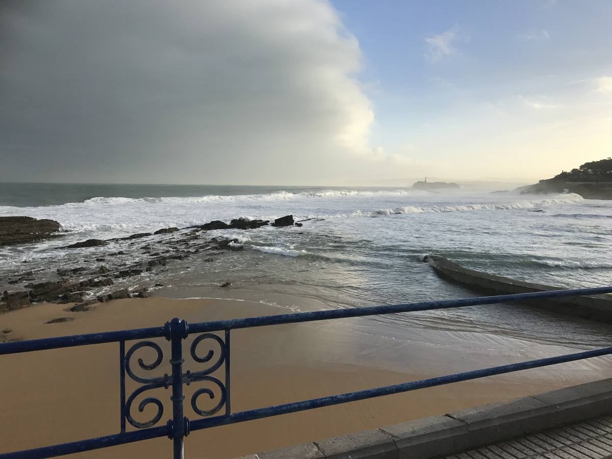 A las fuertes olas se suman grandes pleamares y bajamares, como esta imágen de Santander