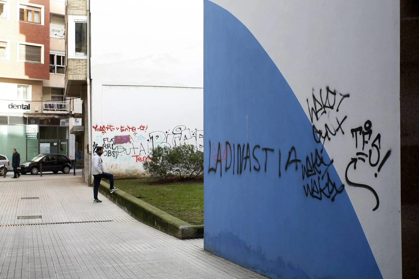 Pintadas y grafitis en las calles de Torrelavega