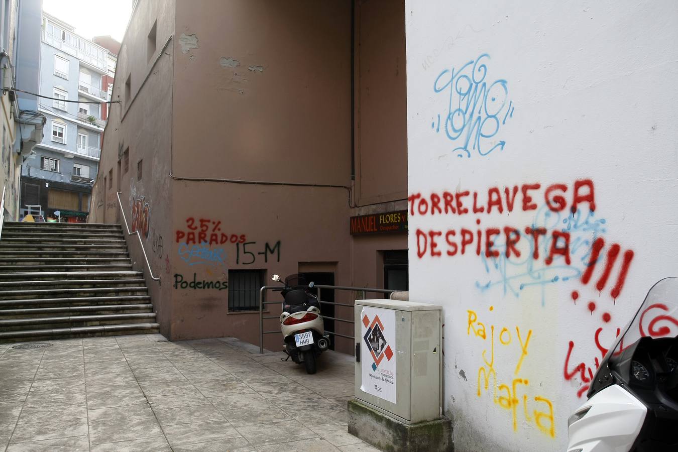 Pintadas y grafitis en las calles de Torrelavega