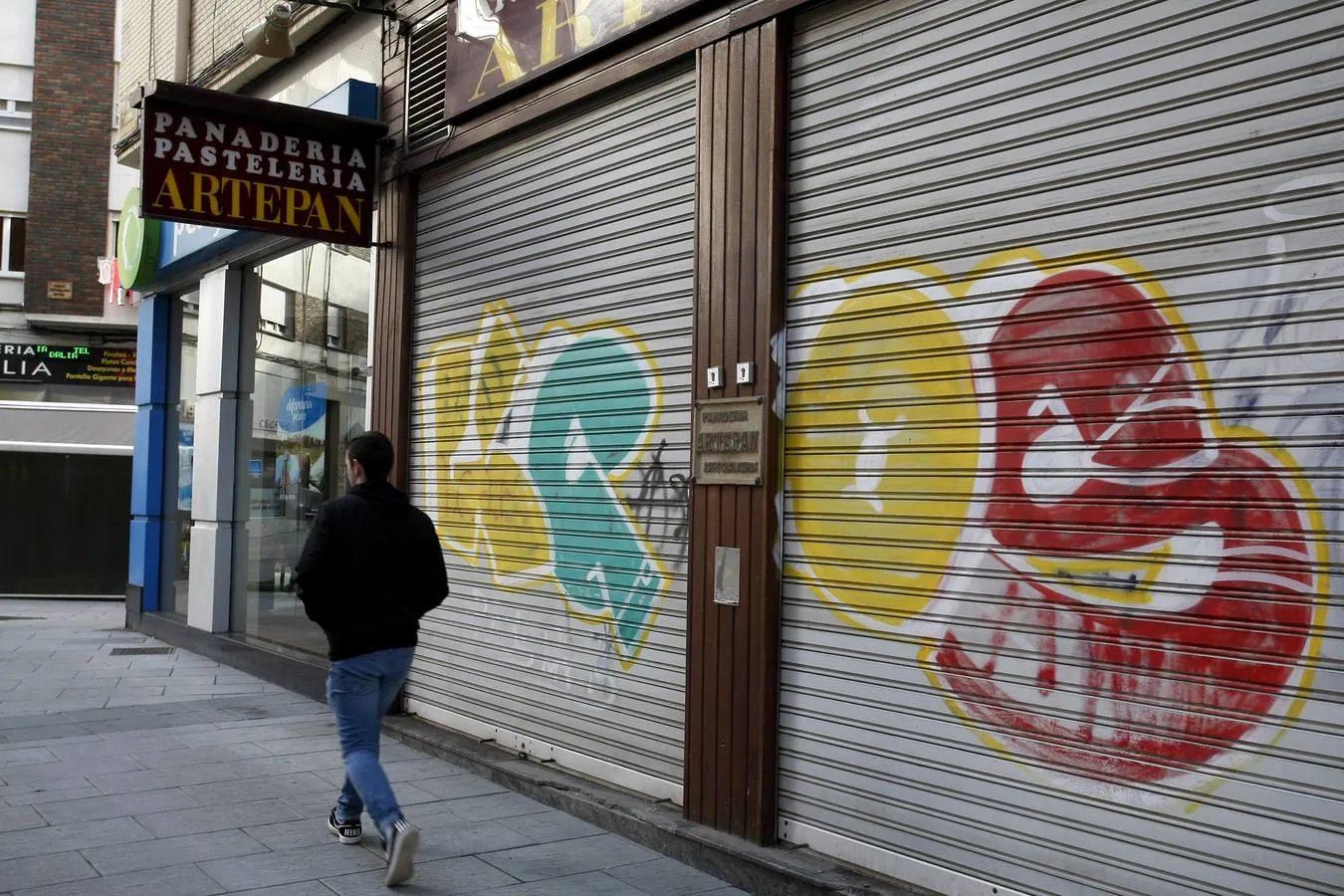 Pintadas y grafitis en las calles de Torrelavega