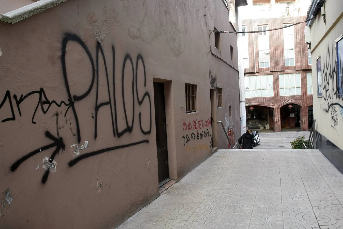 Pintadas y grafitis en las calles de Torrelavega