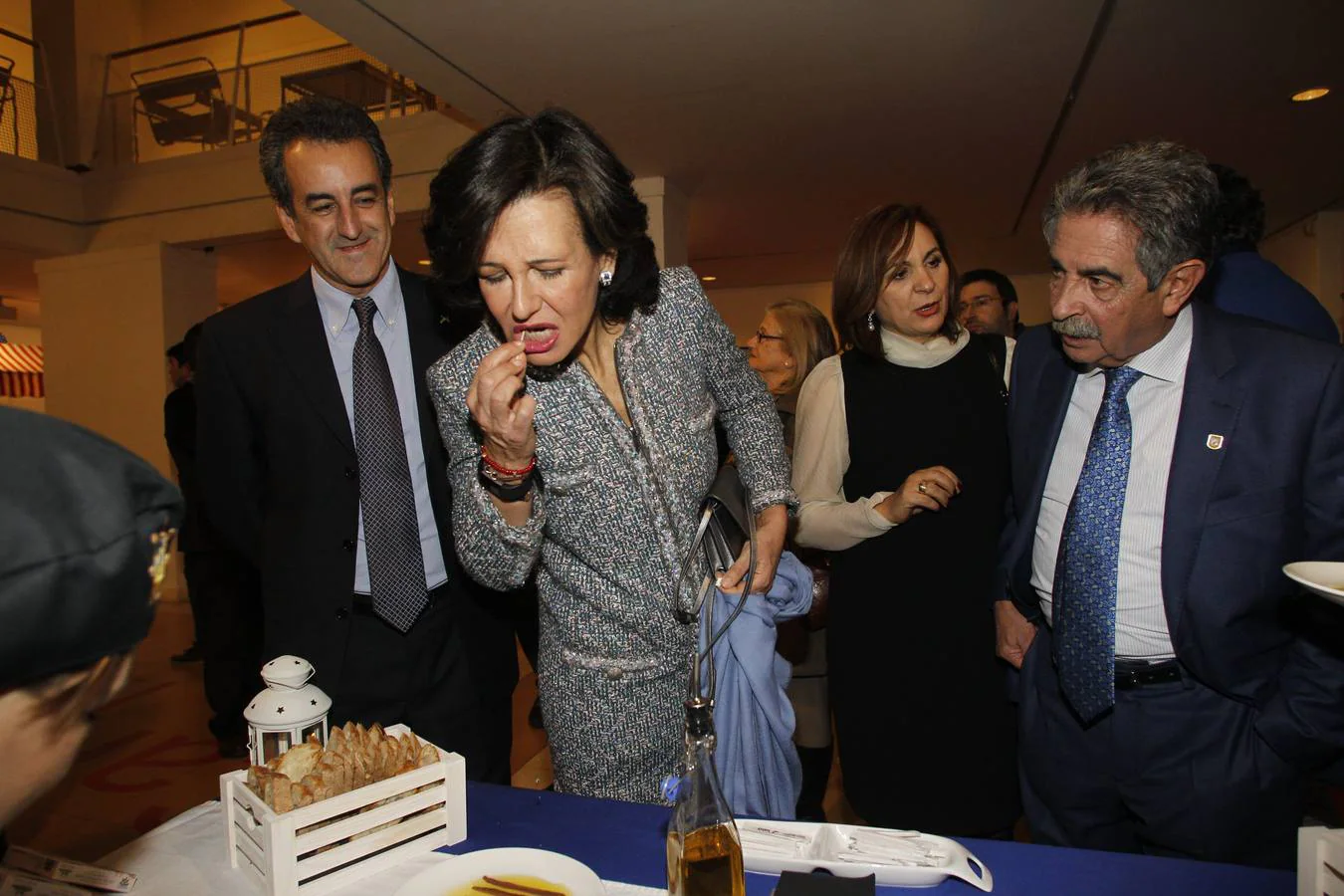 Ana Botín acapara el protagonismo en la recepción de Revilla en la Casa de Cantabria. En la cita, previa al día de la comunidad en Fitur, no estuvieron ni la vicepresidenta regional ni el ministro de Fomento