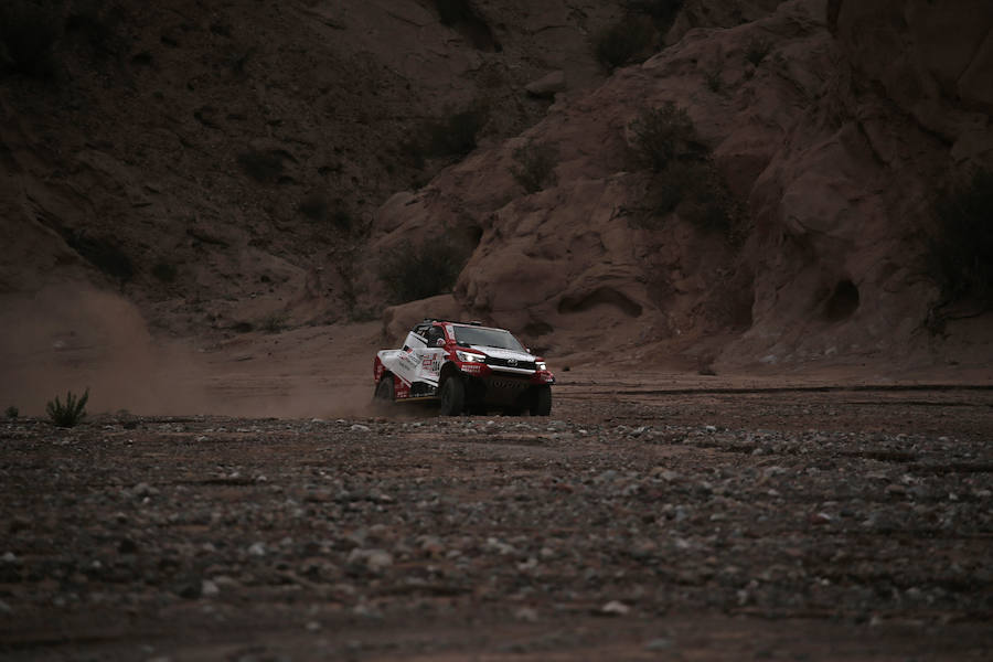 El piloto sudafricano Giniel De Villiers, de Toyota, compite durante la duodécima etapa del Dakar. 