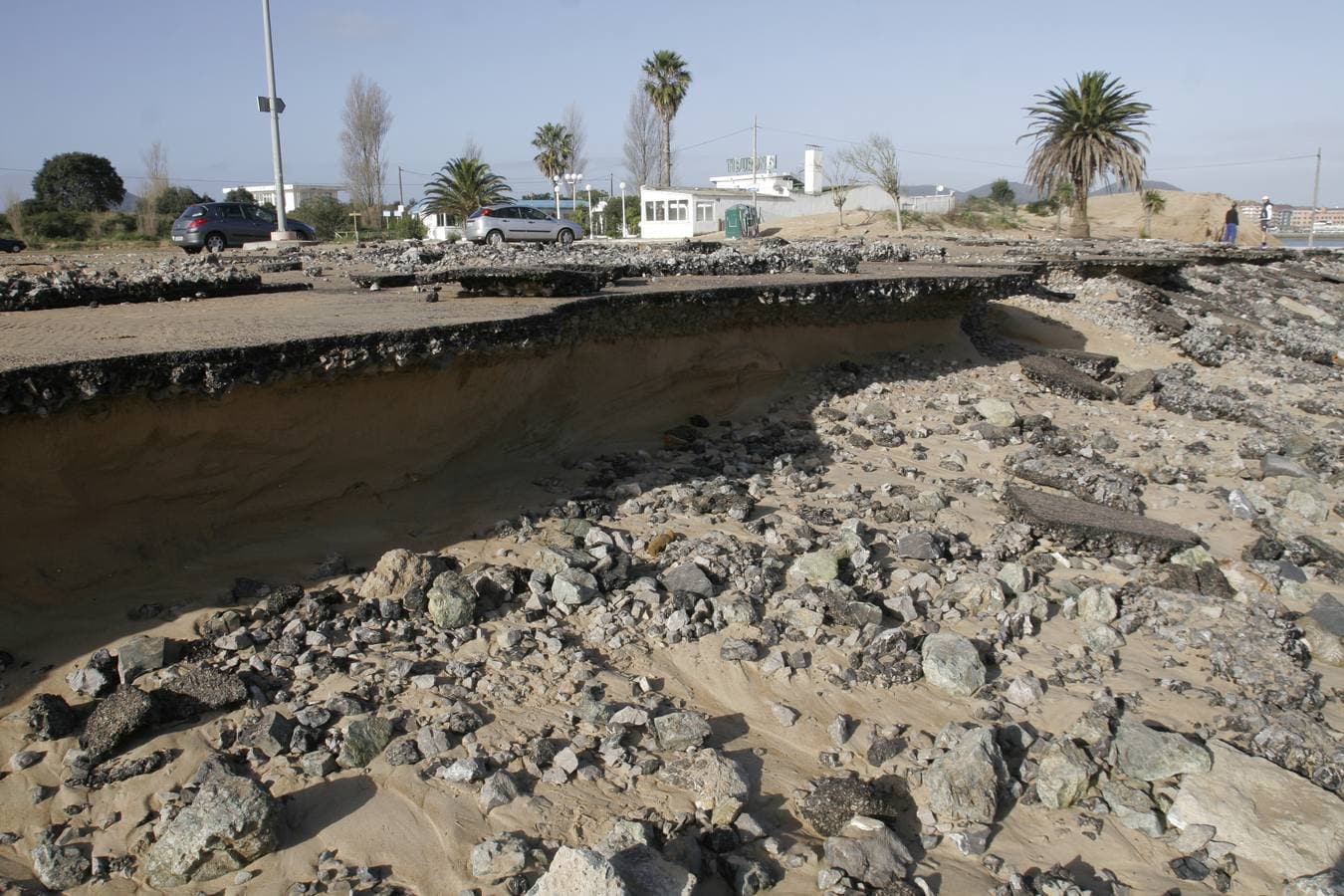 El temporal se vuelve a cebar con El Puntal de Laredo