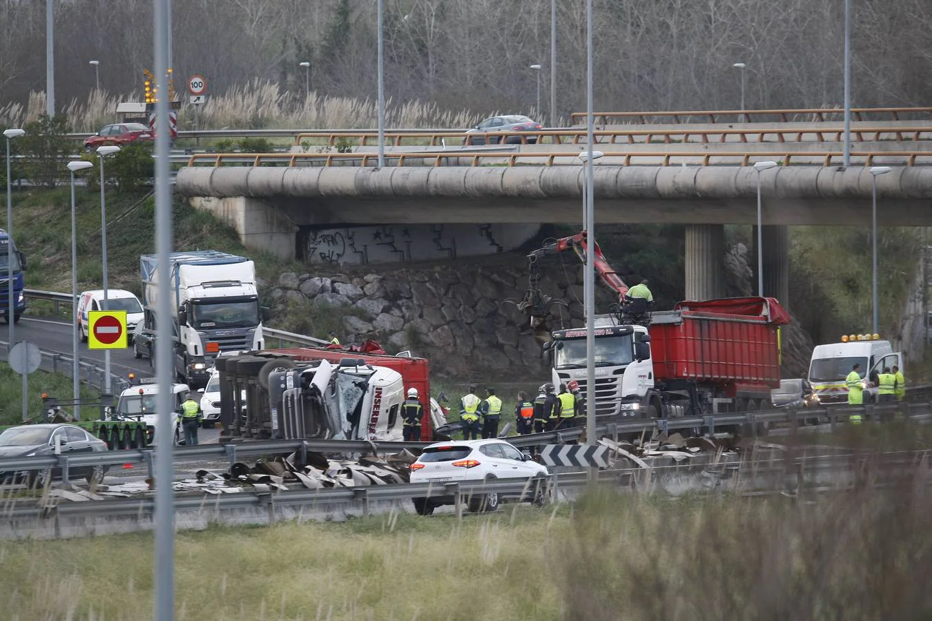 Camión volcado en Torrelavega