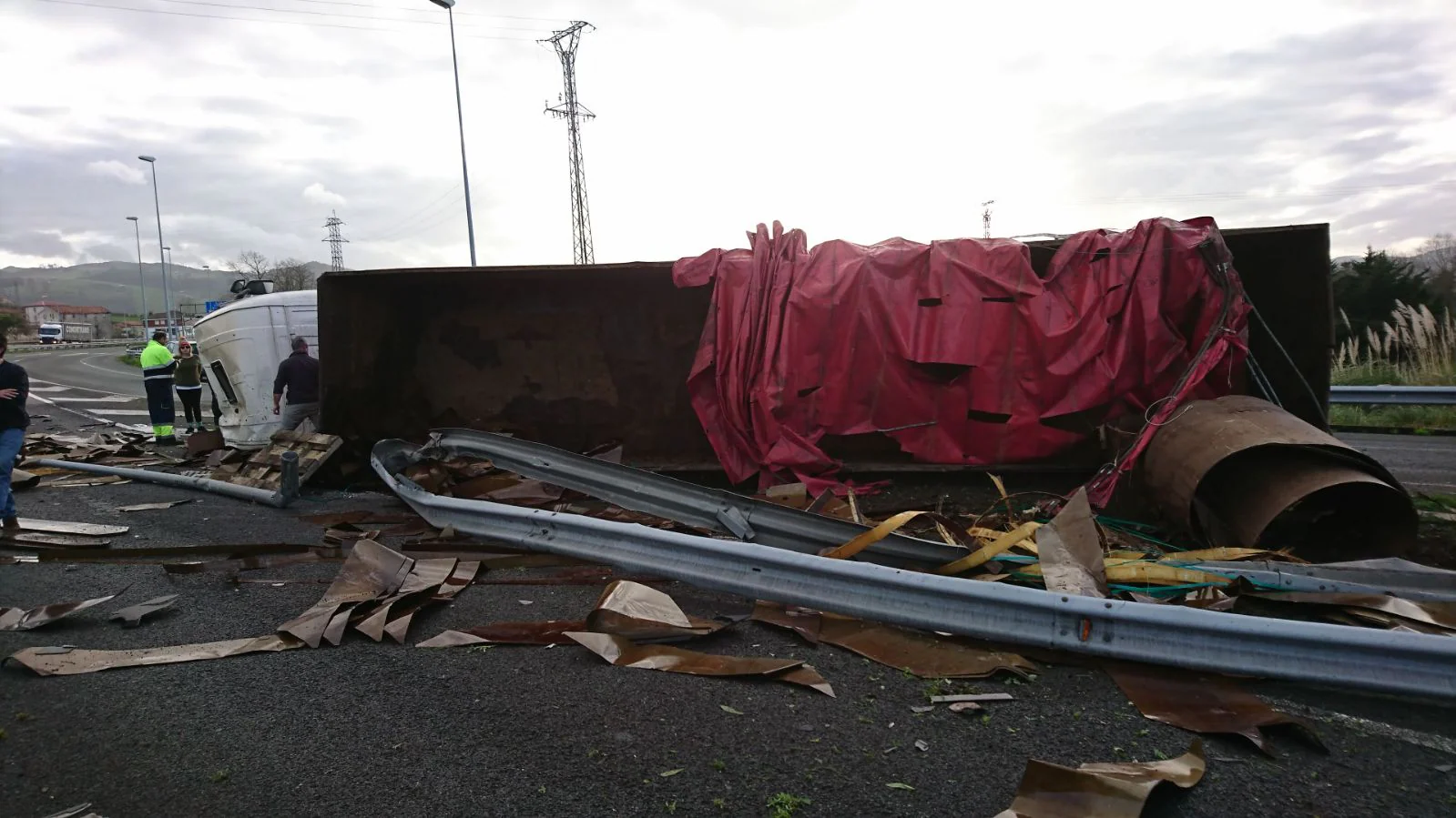 El camión, volcado en la salida hacia Palencia..