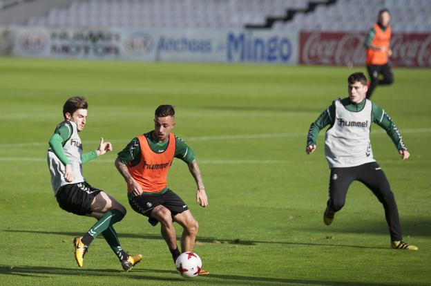 Acosta, presionado por Quique Rivero ayer en El Sardinero. lastra