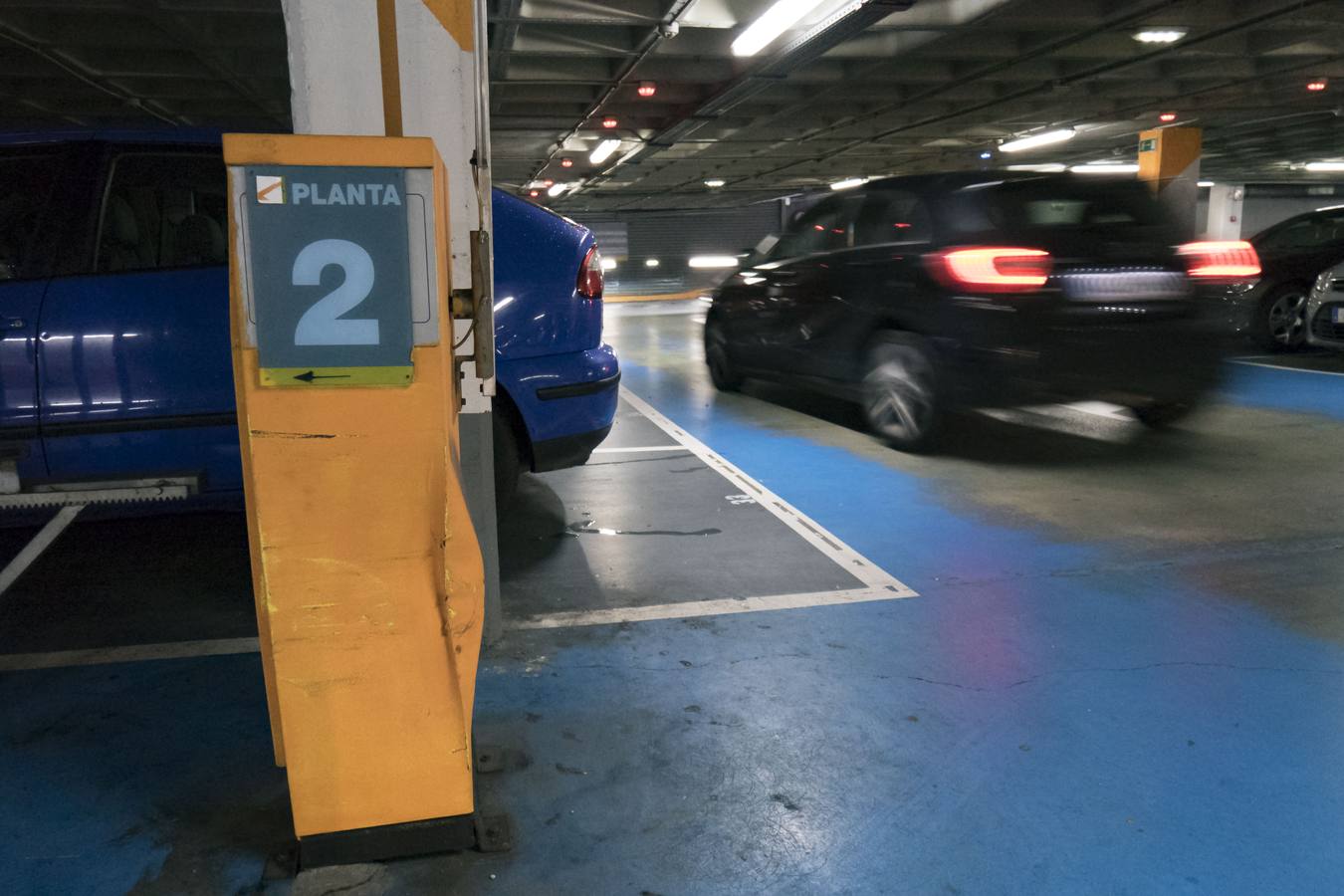 Los elementos de este parking también se encuentran en mal estado.