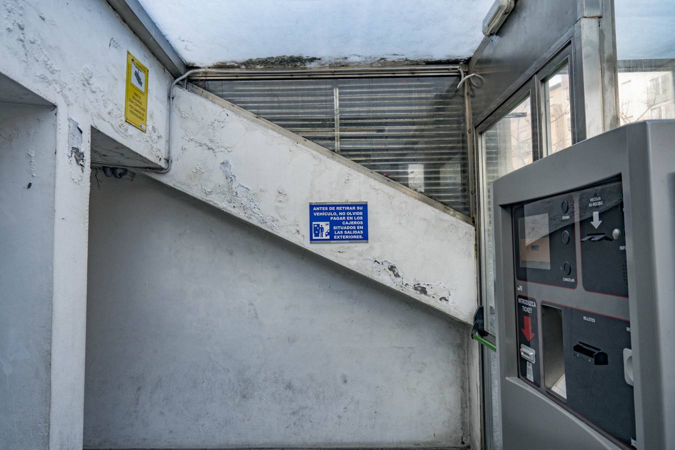 Los parkings subterráneos de Santander ofrecen evidentes muestras de deterioro en sus instalaciones.