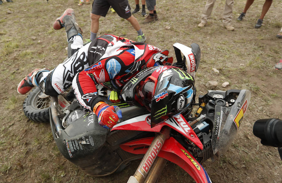 El piloto colombiano Kevin Benavides se abraza a su moto tras el final del Rally Dakar.