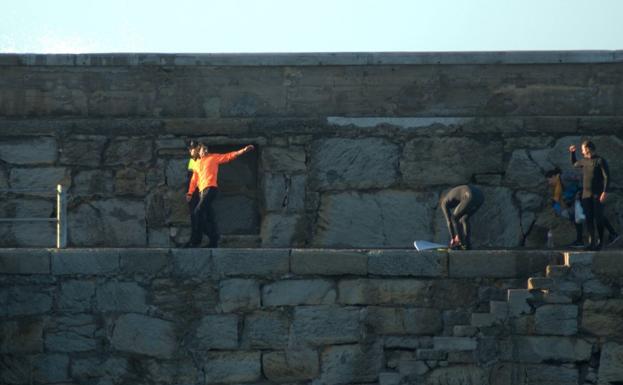 Rescatan a un joven que cayó al mar en el Rompeolas de San Vicente