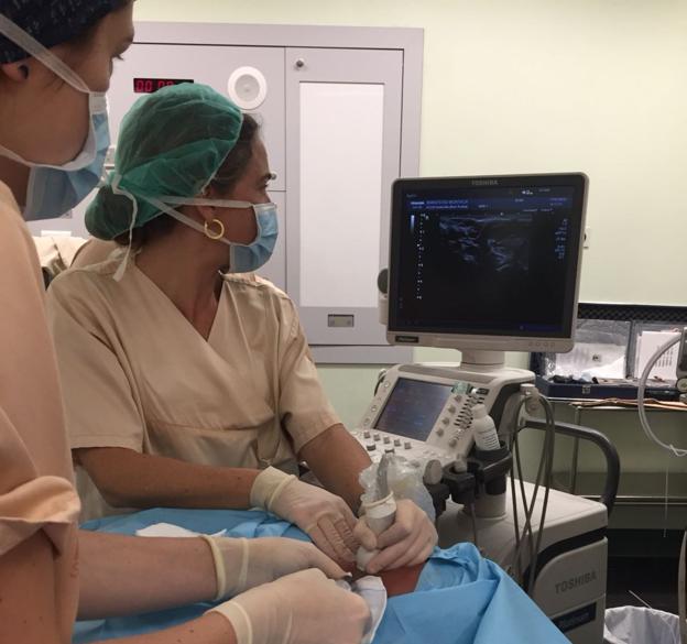 El equipo de Cirugía Pediátrica de Valdecilla inyecta el tratamiento al bebé.
