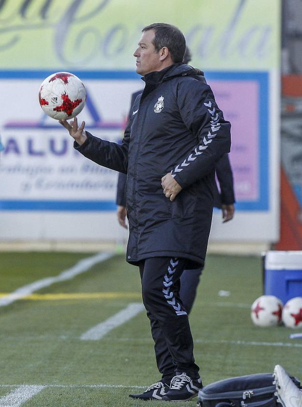 Ángel Viadero, durante el partido de ayer en Anduva. 