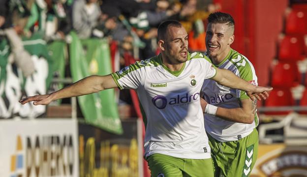 César Díaz y Dani Aquino celebran el gol del manchego, que dio los tres puntos al Racing en Anduva.