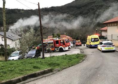 Imagen secundaria 1 - Los bomberos rescatan a una pareja y a sus dos perros, confinados en el balcón al incendiarse su casa en Ontón