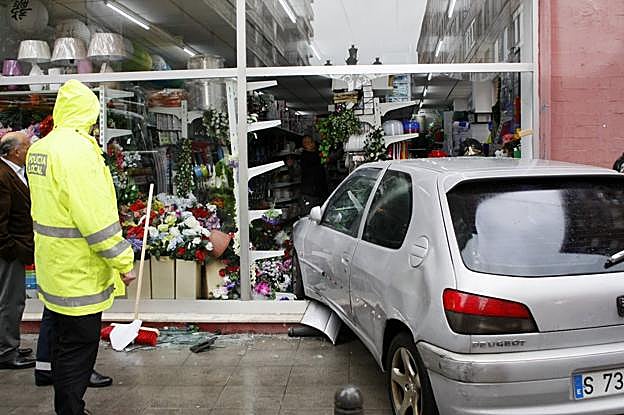 Un vehículo se empotró en un escaparate de un comercio de la calle José Posada Herrera.