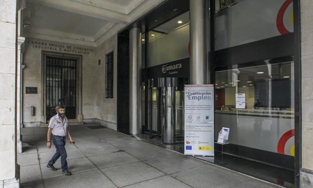 Bajos del edificio de la Cámara de Comercio de Cantabria en la plaza Porticada