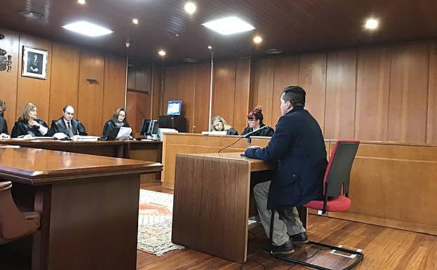 El acusado -uno de los dos tíos de la niña que supuestamente abusaron de ella-, en el juicio celebrado esta mañana.