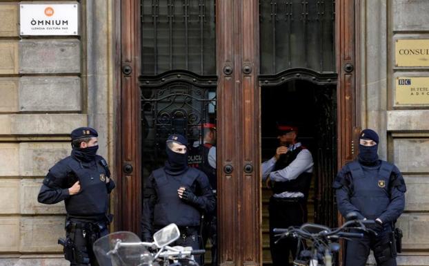 Policía en la sede de Òmnium.