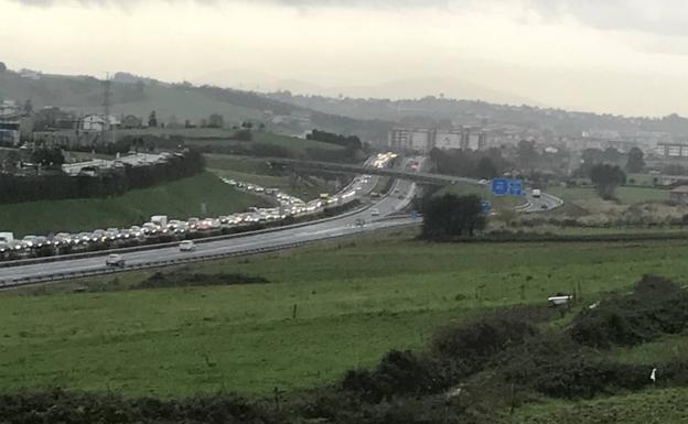 Imagen principal - Tres accidentes han tenido atascada la entrada a Santander por la S-20 durante dos horas