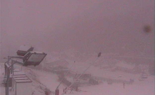 La nieve continúa cayendo en la estación asturiana
