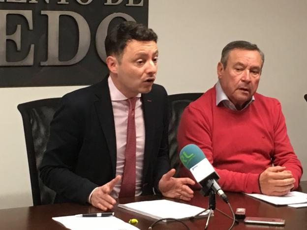 Los concejales del PP de Laredo, Alejandro Liz y Ángel Vega, en la rueda de prensa de ayer. 