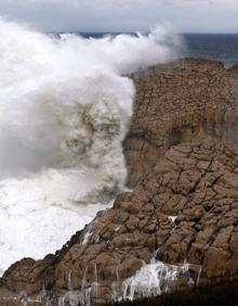 Imagen secundaria 2 - Ejemplos de los efectos del temporal en el Puerto de Comillas, Castro Urdiales y la Roca Blanca de Suances