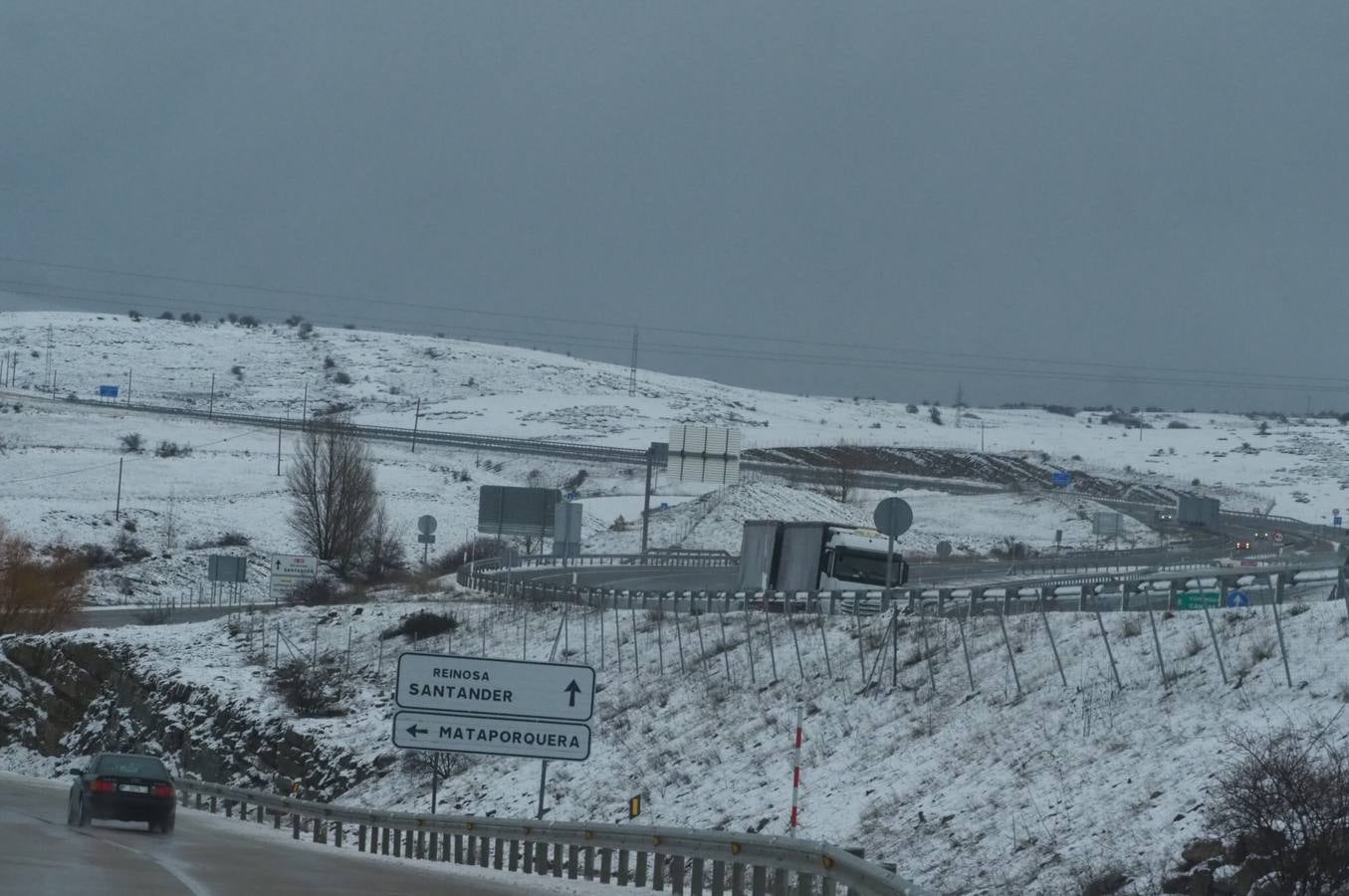 Carreteras y pueblos nevados, este viernes en el sur de Cantabria