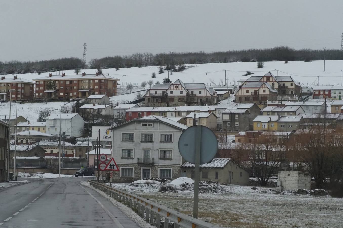 Carreteras y pueblos nevados, este viernes en el sur de Cantabria