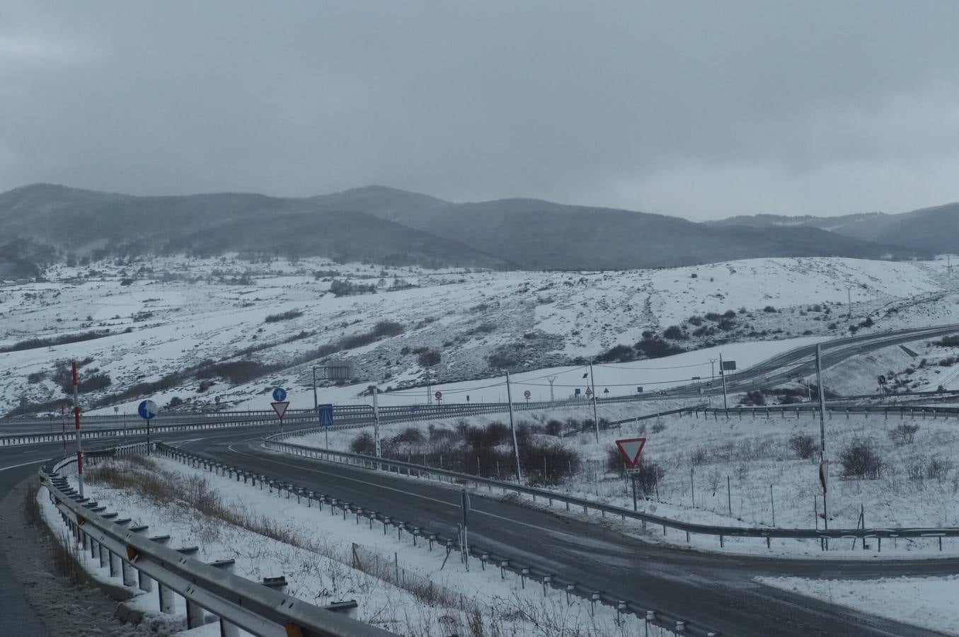 Carreteras y pueblos nevados, este viernes en el sur de Cantabria