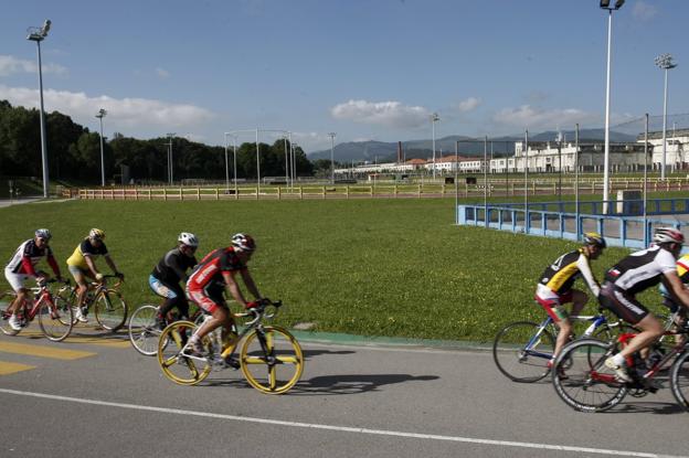 El Ayuntamiento de Torrelavega ha realizado importantes inversiones en el complejo deportivo Óscar Freire, propiedad de Sniace.