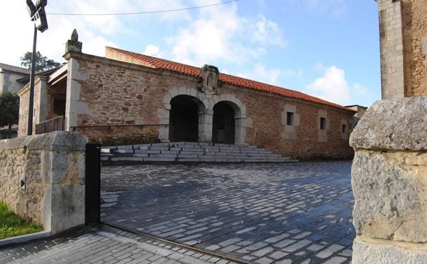 El edificio se encuentra en pleno casco histórico, junto a la iglesia de San Julián y Santa Basilisa