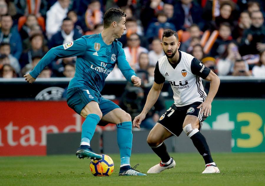 El Real Madrid venció a domicilio por 1-4 al Valencia en Mestalla en la jornada 21 del campeonato liguero. Cristiano anotó un doblete de penalti y Mina recortó distancias pero los goles de Marcelo y Kroos terminaron por dar la victoria al cuadro blanco.