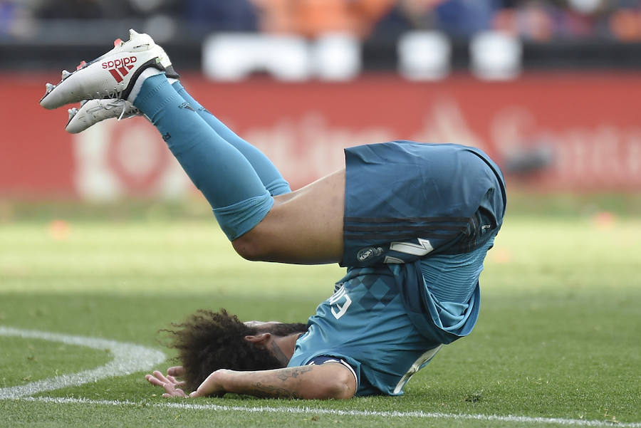 El Real Madrid venció a domicilio por 1-4 al Valencia en Mestalla en la jornada 21 del campeonato liguero. Cristiano anotó un doblete de penalti y Mina recortó distancias pero los goles de Marcelo y Kroos terminaron por dar la victoria al cuadro blanco.