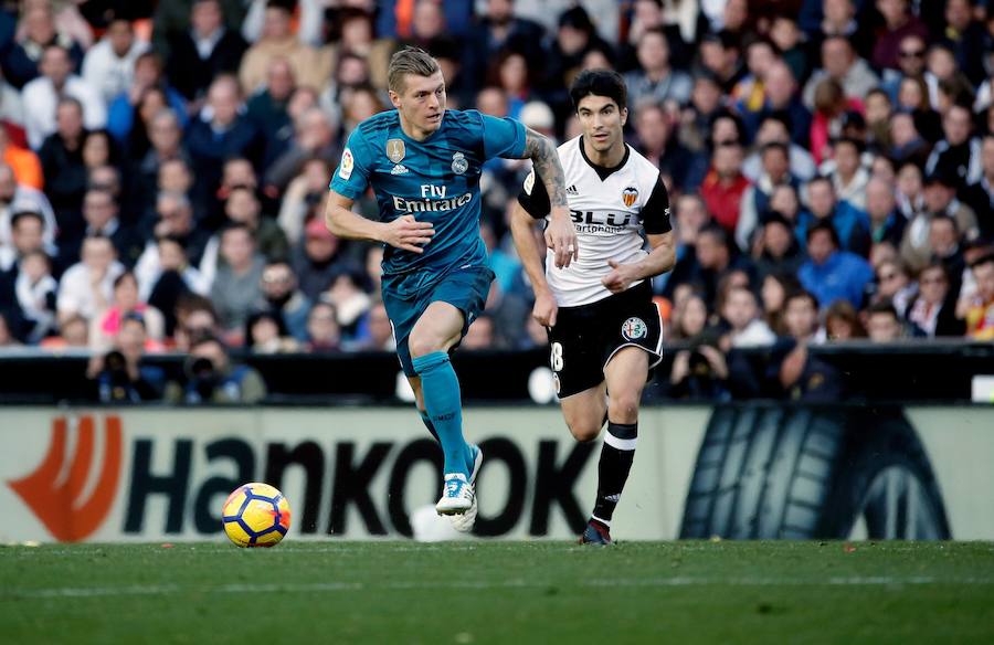 El Real Madrid venció a domicilio por 1-4 al Valencia en Mestalla en la jornada 21 del campeonato liguero. Cristiano anotó un doblete de penalti y Mina recortó distancias pero los goles de Marcelo y Kroos terminaron por dar la victoria al cuadro blanco.