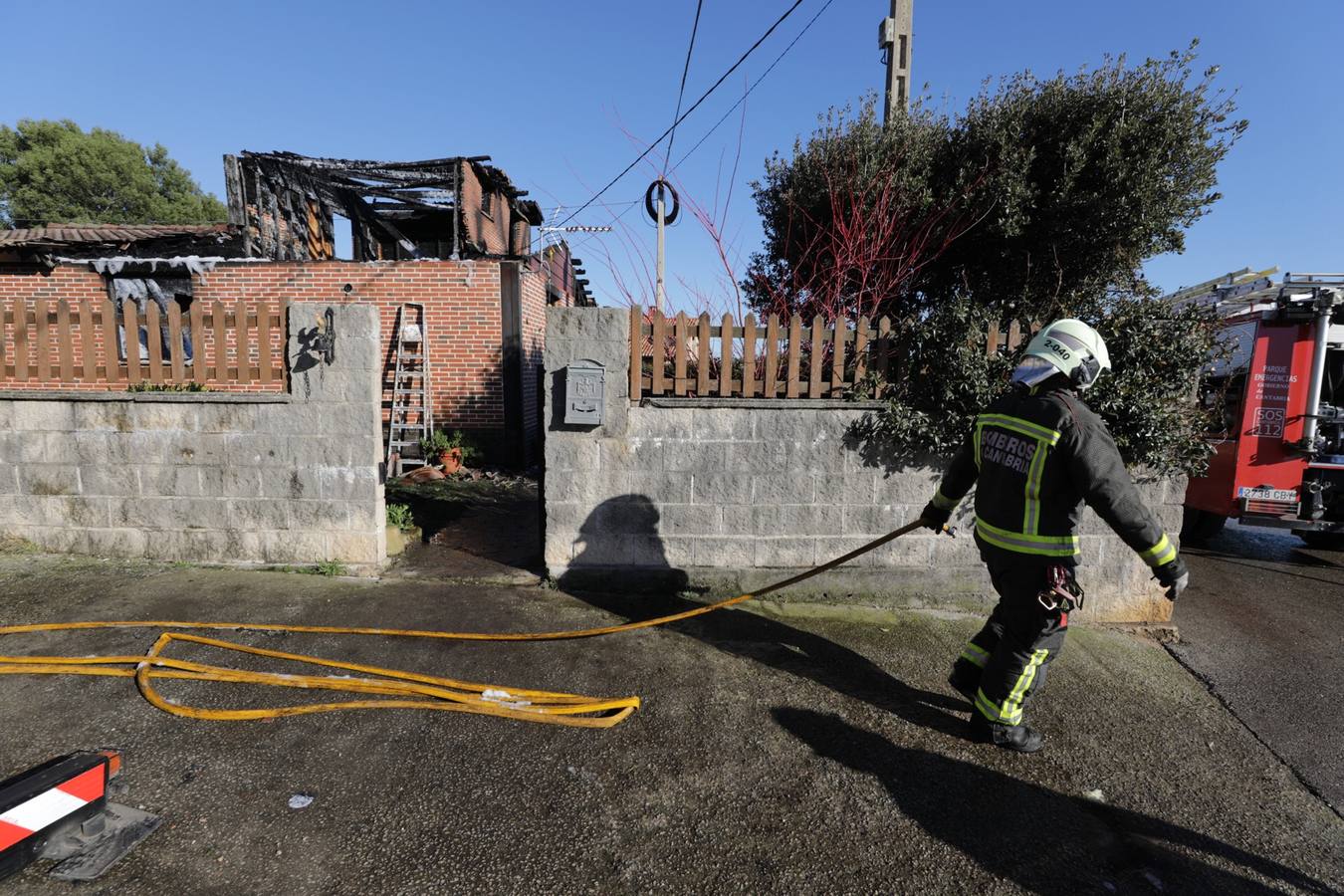 Un incendio destroza una vivienda en La Revilla