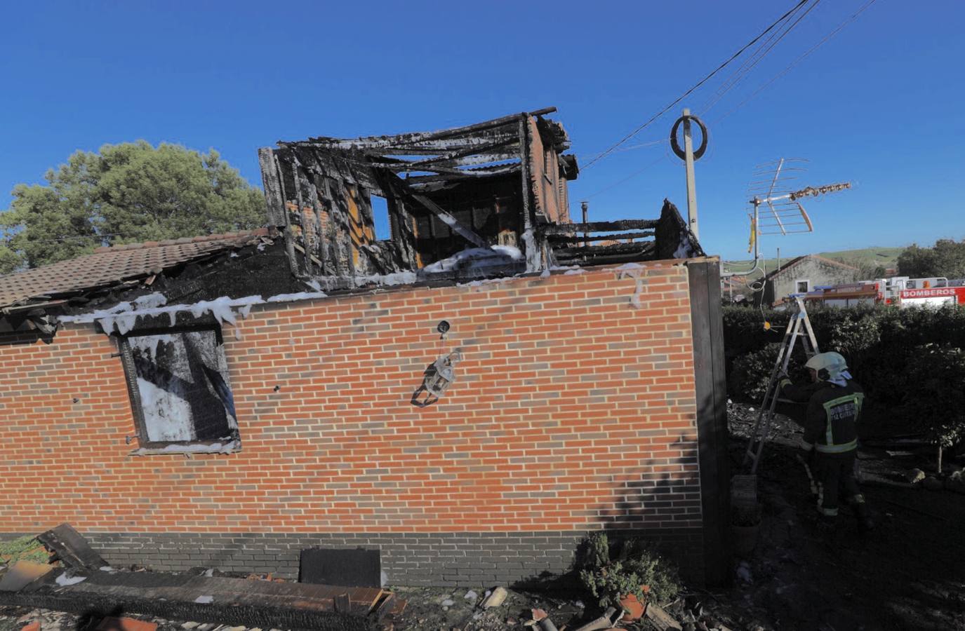 Un incendio destroza una vivienda en La Revilla